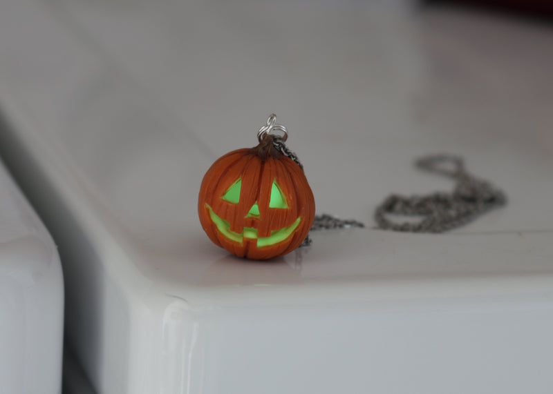 products/halloween_pumpkin_head_pendant_glow1.jpg