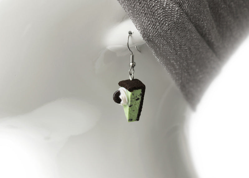 products/oreo_mint_chocolate_chip_ice_cream_pie_earrings_zoom.jpg