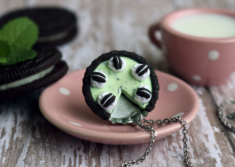 products/oreo_mint_chocolate_chip_ice_cream_pie_pendant_4.jpg