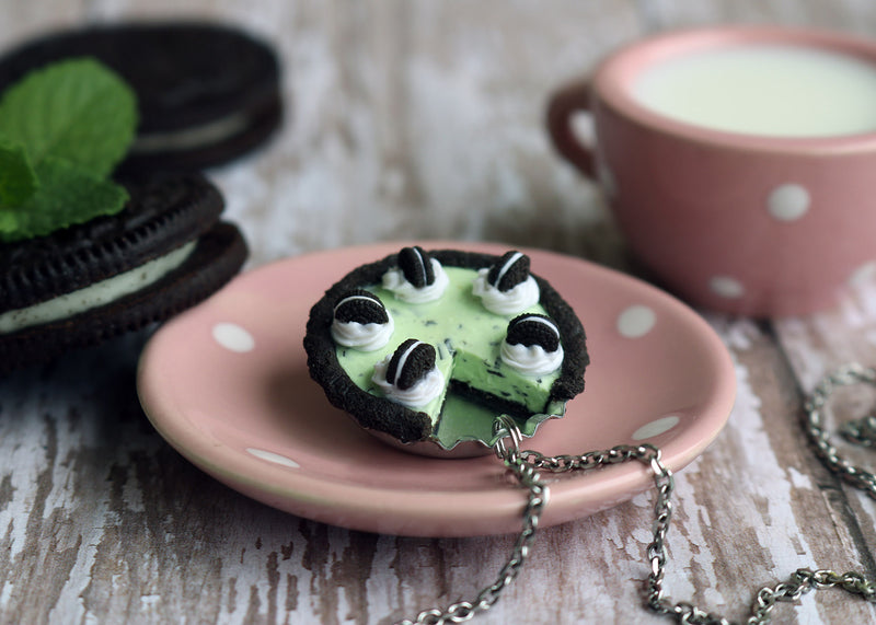 products/oreo_mint_chocolate_chip_ice_cream_pie_pendant_6.jpg