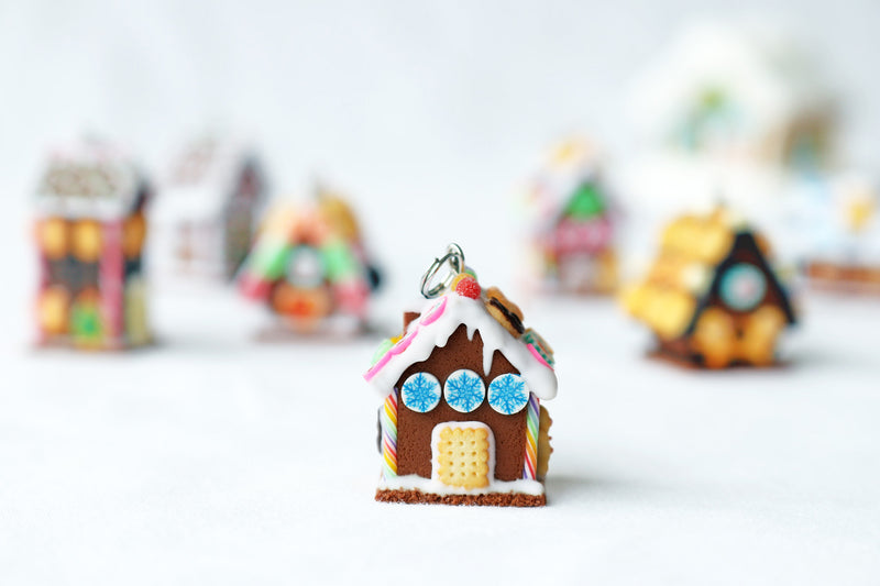 products/polymer_clay_christmas_gingerbread_house_pendant_6.jpg