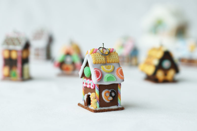 products/polymer_clay_gingerbread_house_pendant_opened_door_2.jpg