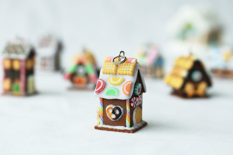 products/polymer_clay_gingerbread_house_pendant_opened_door_3.jpg