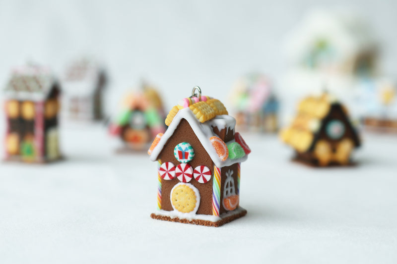 products/polymer_clay_gingerbread_house_pendant_opened_door_5.jpg
