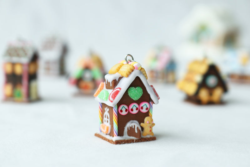 products/polymer_clay_gingerbread_house_pendant_opened_door_6.jpg