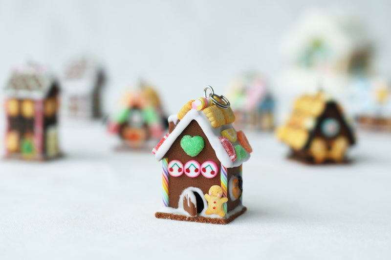 products/polymer_clay_gingerbread_house_pendant_opened_door_7.jpg