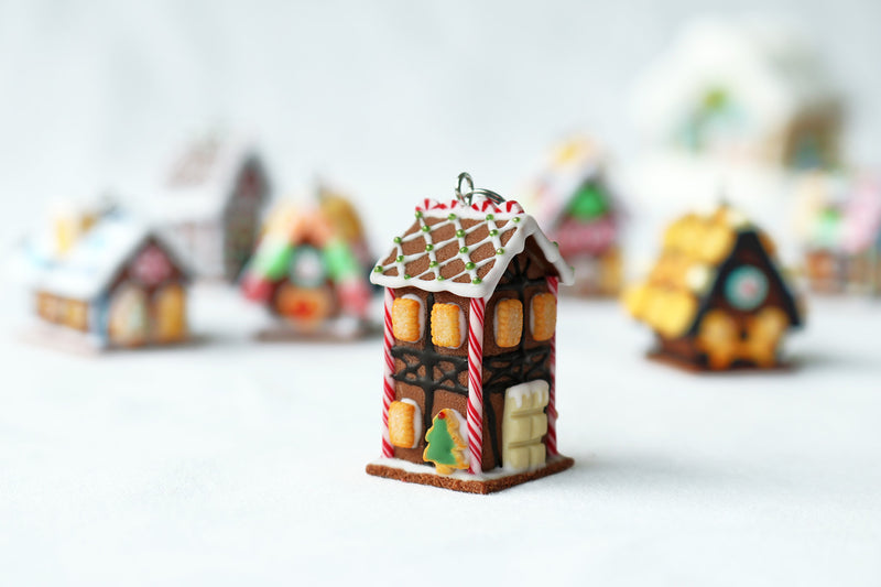 products/polymer_clay_gingerbread_house_pendant_tall_6.jpg