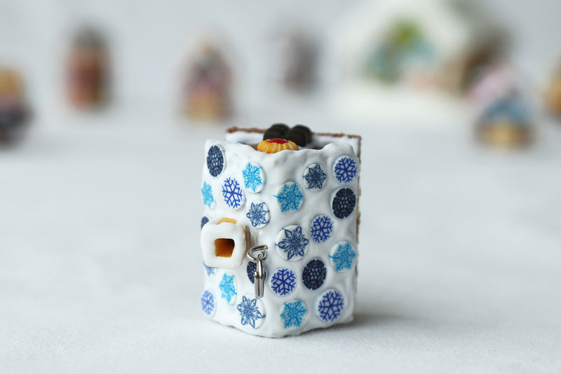products/snow_flake_gingerbread_house_pendant_10-2.jpg