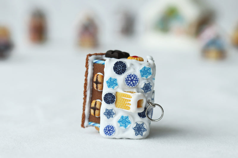 products/snow_flake_gingerbread_house_pendant_9-2.jpg